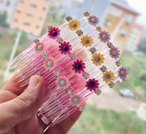 آشنایی بیشتر با گیره مو شانه ای دخترانه