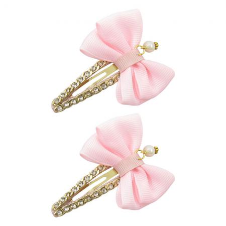 ست کردن گیره مو رنگ صورتی با لباس